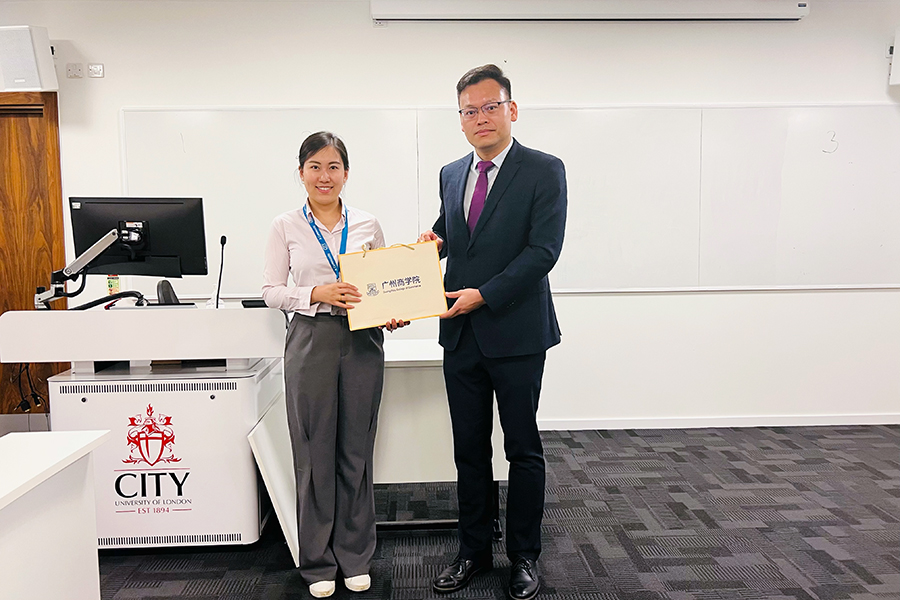 郭航代表公司向伦敦大学城市公司赠送纪念品.jpg