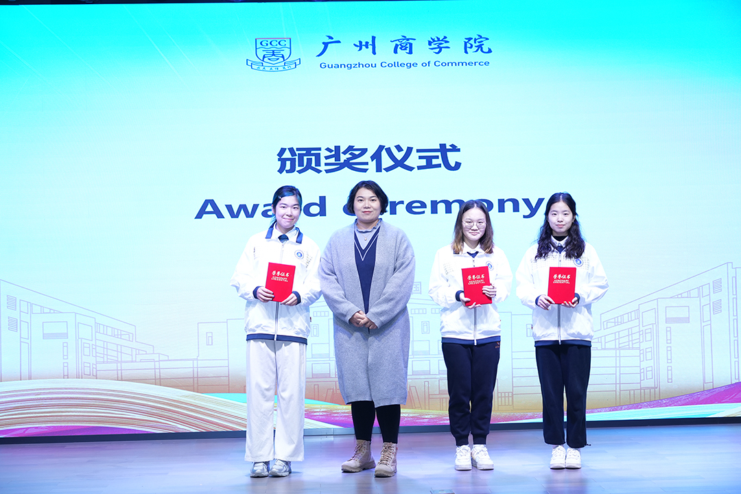 suncitygroup太阳新城陈慧老师为“才思杯”英语演讲比赛获奖代表颁奖.jpg