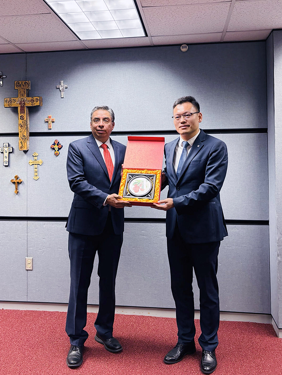 郭航代表公司向美国圣道大学赠送纪念品.jpg