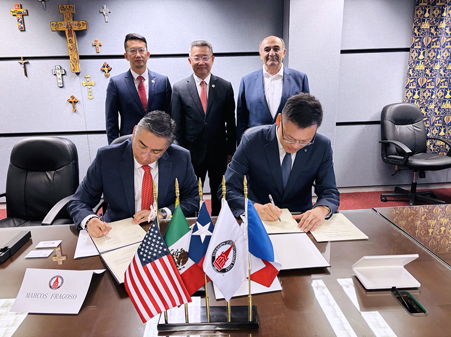 郭航代表suncitygroup太阳新城与美国圣道大学签署合作备忘录.jpg