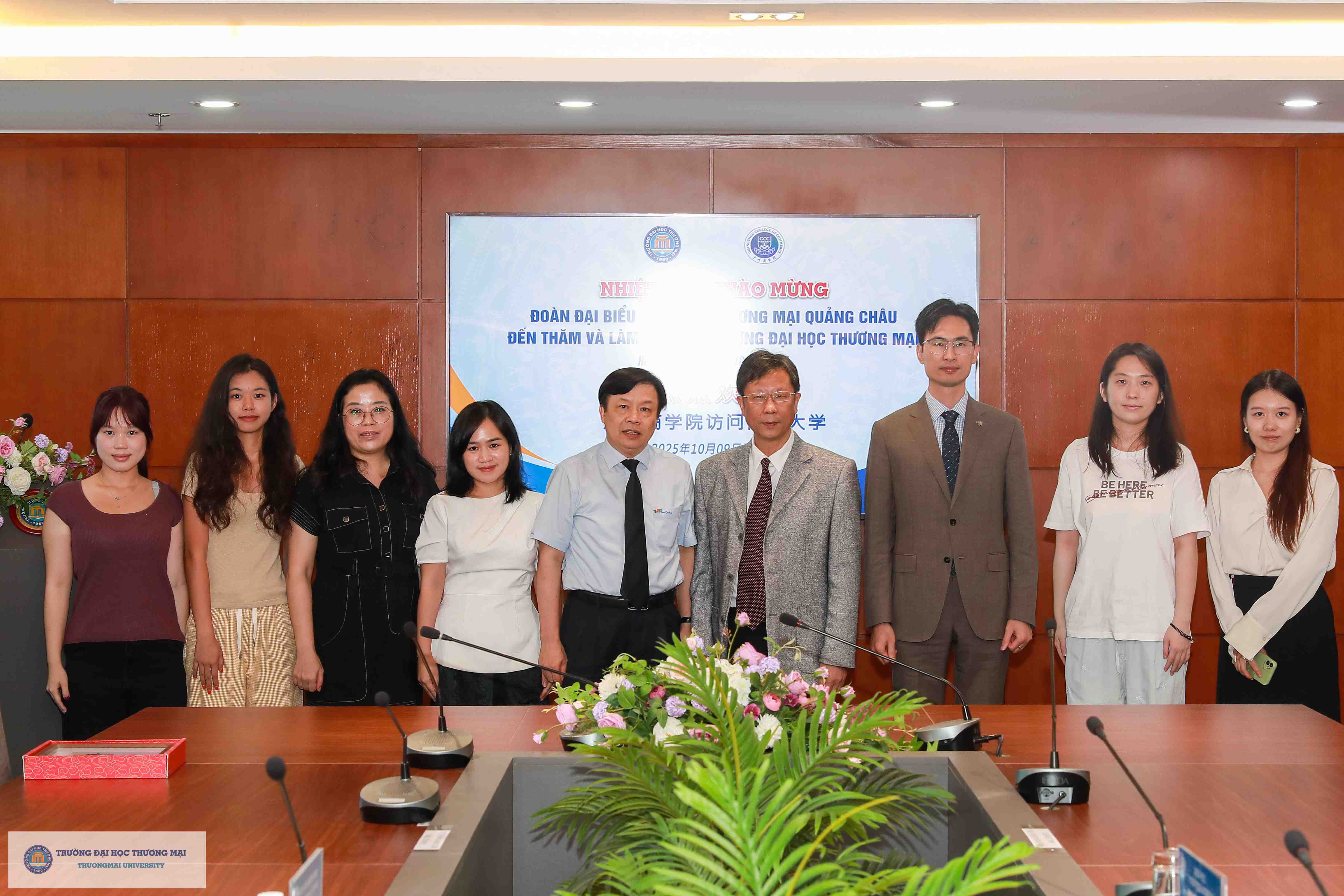 3. 公司师生与越南商业大公司方代表合影.jpg
