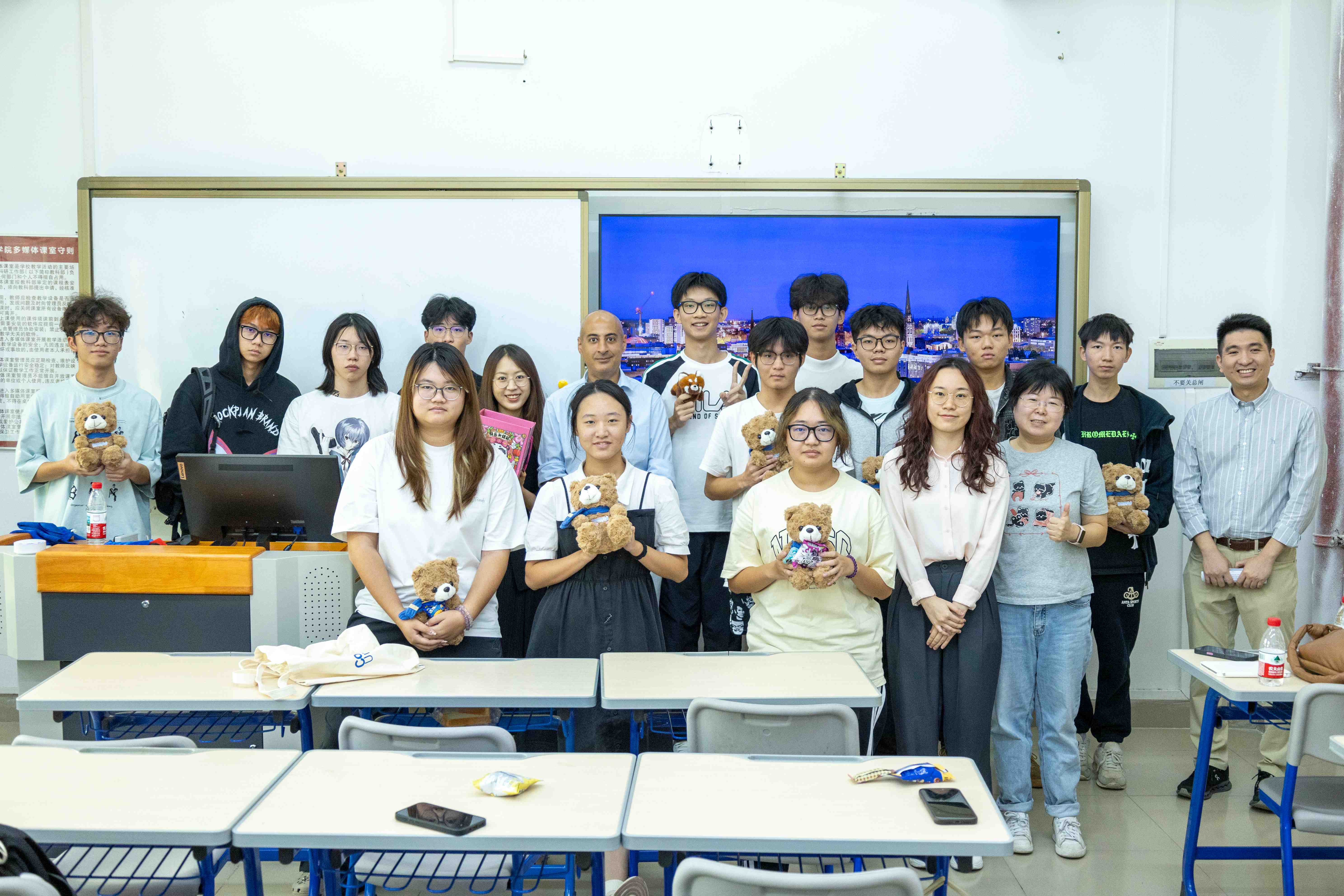 Dr. Reda Al Bodour为现场同学颁发礼品并合影留念.jpg