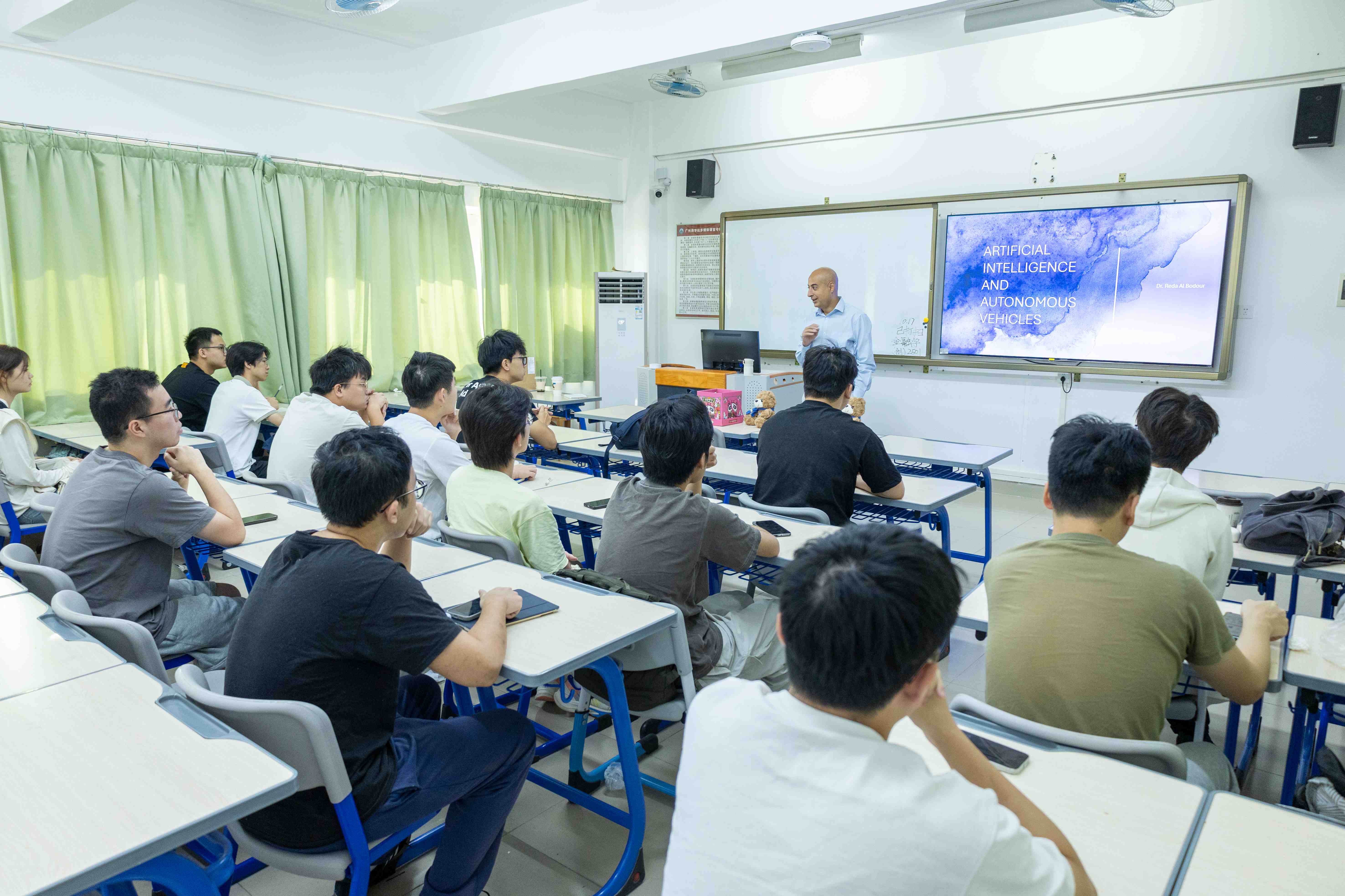 同学们与Dr. Reda Al Bodour就人工智能话题进行讨论和互动.jpg