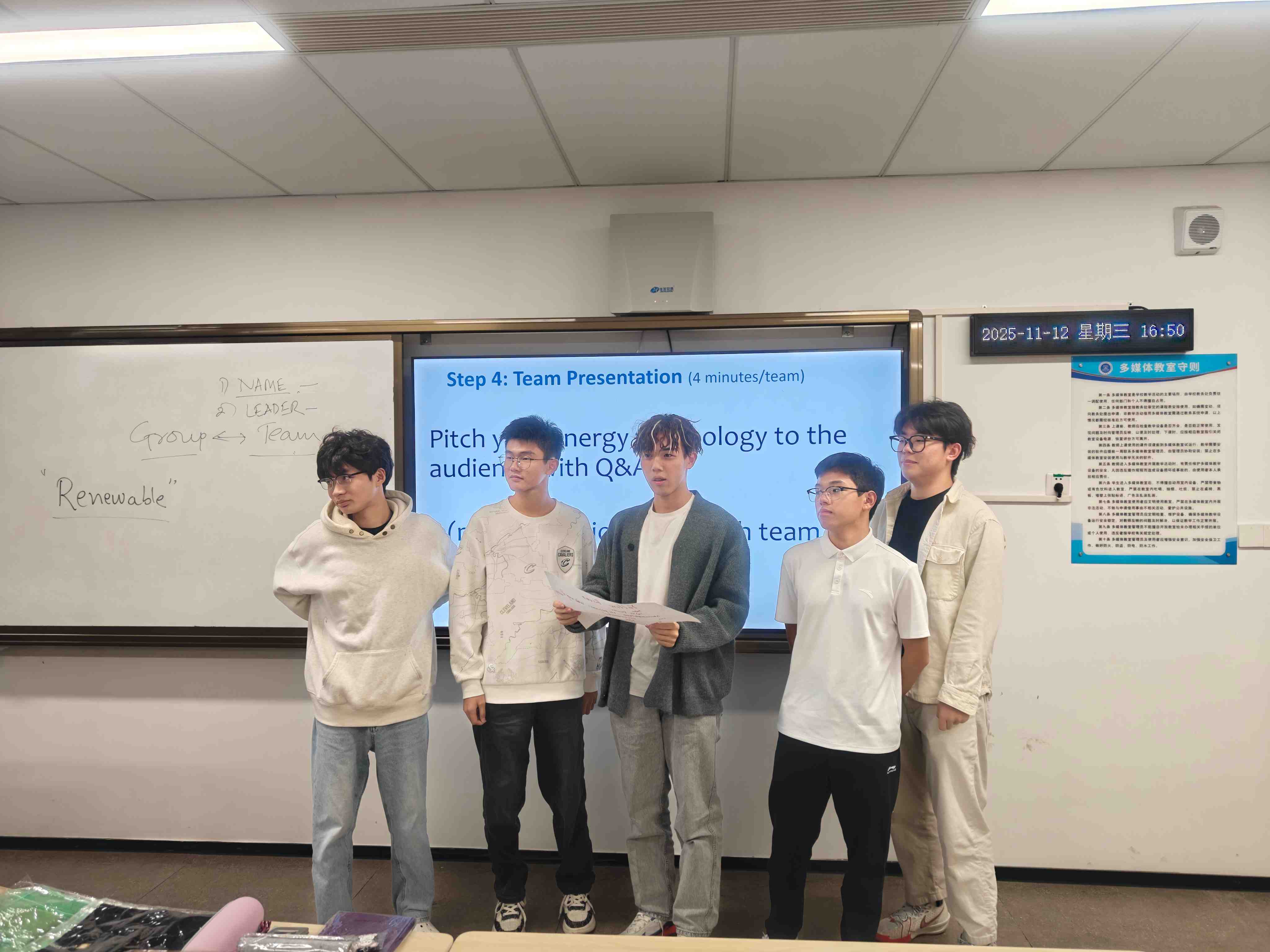 各小组进行最终提案展示，Arun Patil教授对方案逐个点评1.jpg