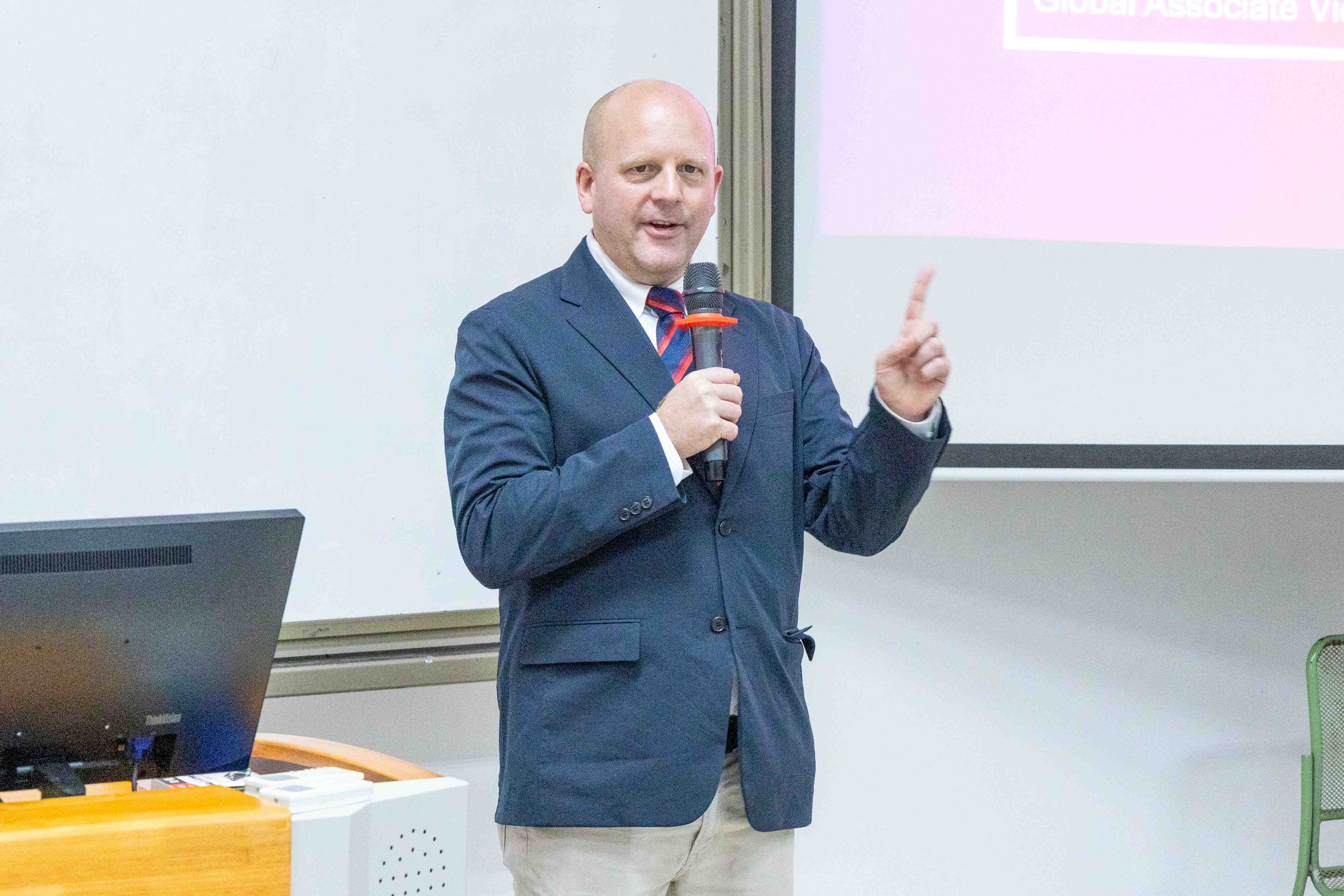 Simon Foster助理副董事长介绍埃塞克斯大学办学特色和学术优势.jpg