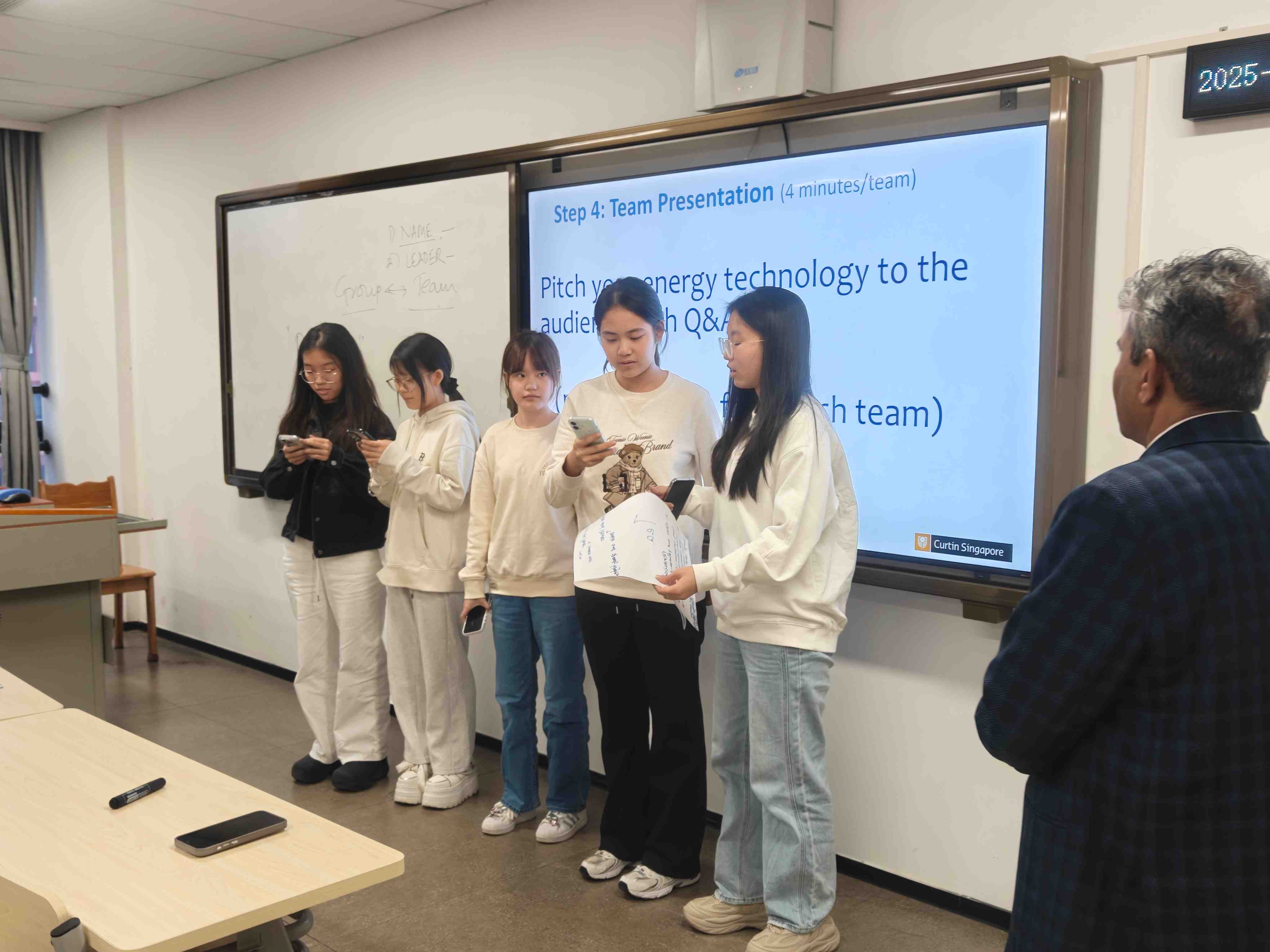 各小组进行最终提案展示，Arun Patil教授对方案逐个点评3.jpg