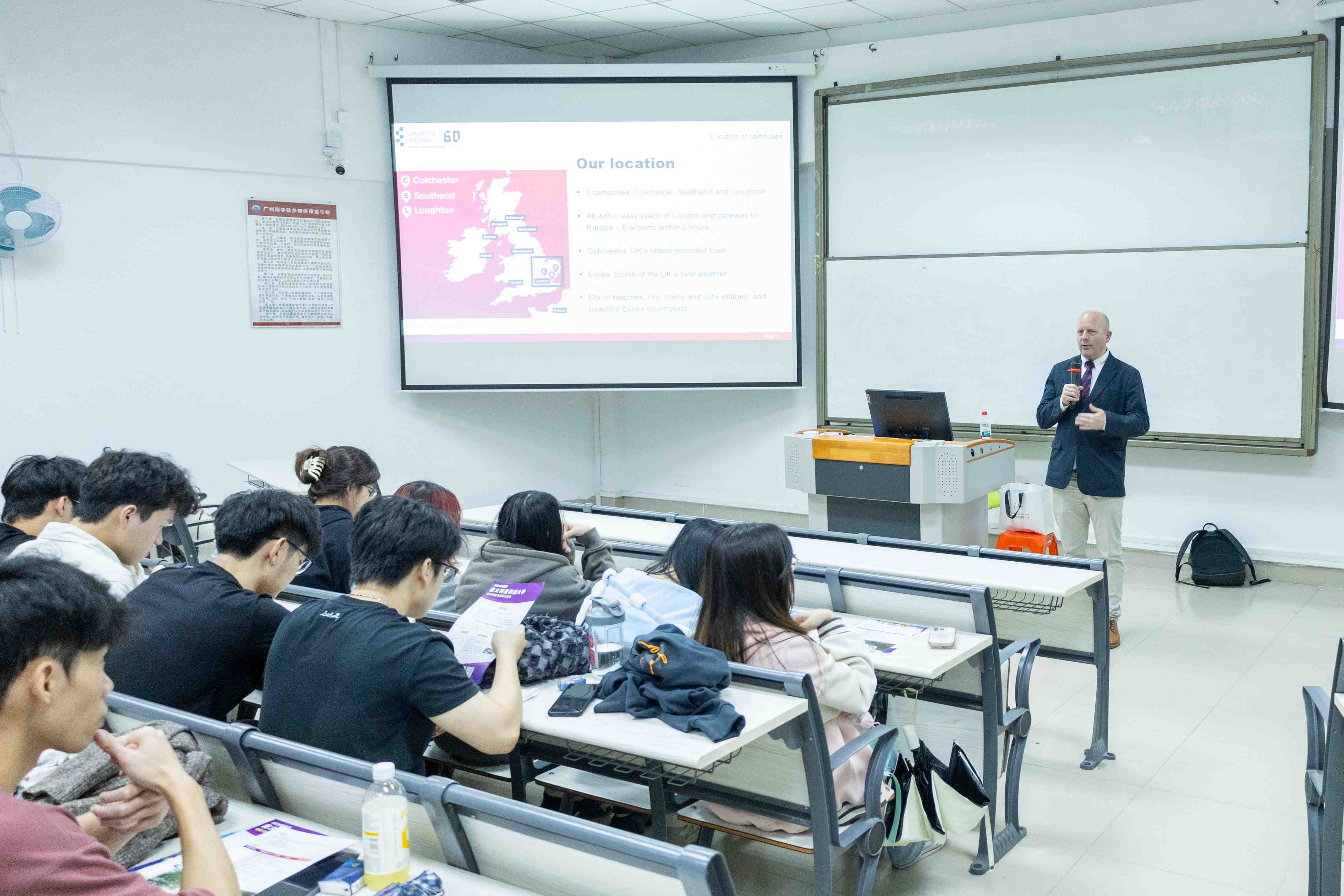 Simon Foster助理副董事长介绍埃塞克斯大学地理位置和公司风貌.jpg