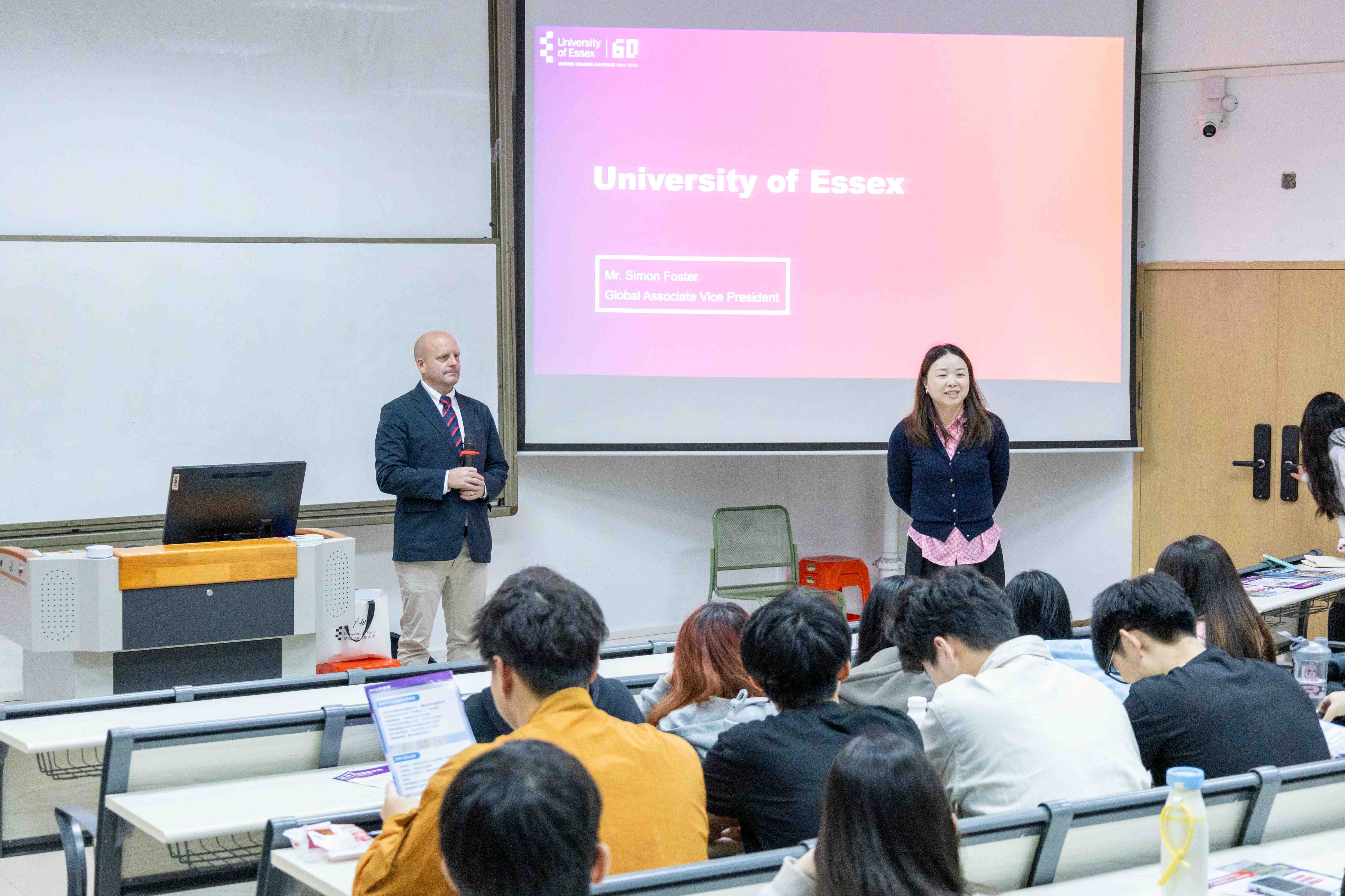 Simon Foster助理副董事长和孙聪老师与现场同学互动交流.jpg