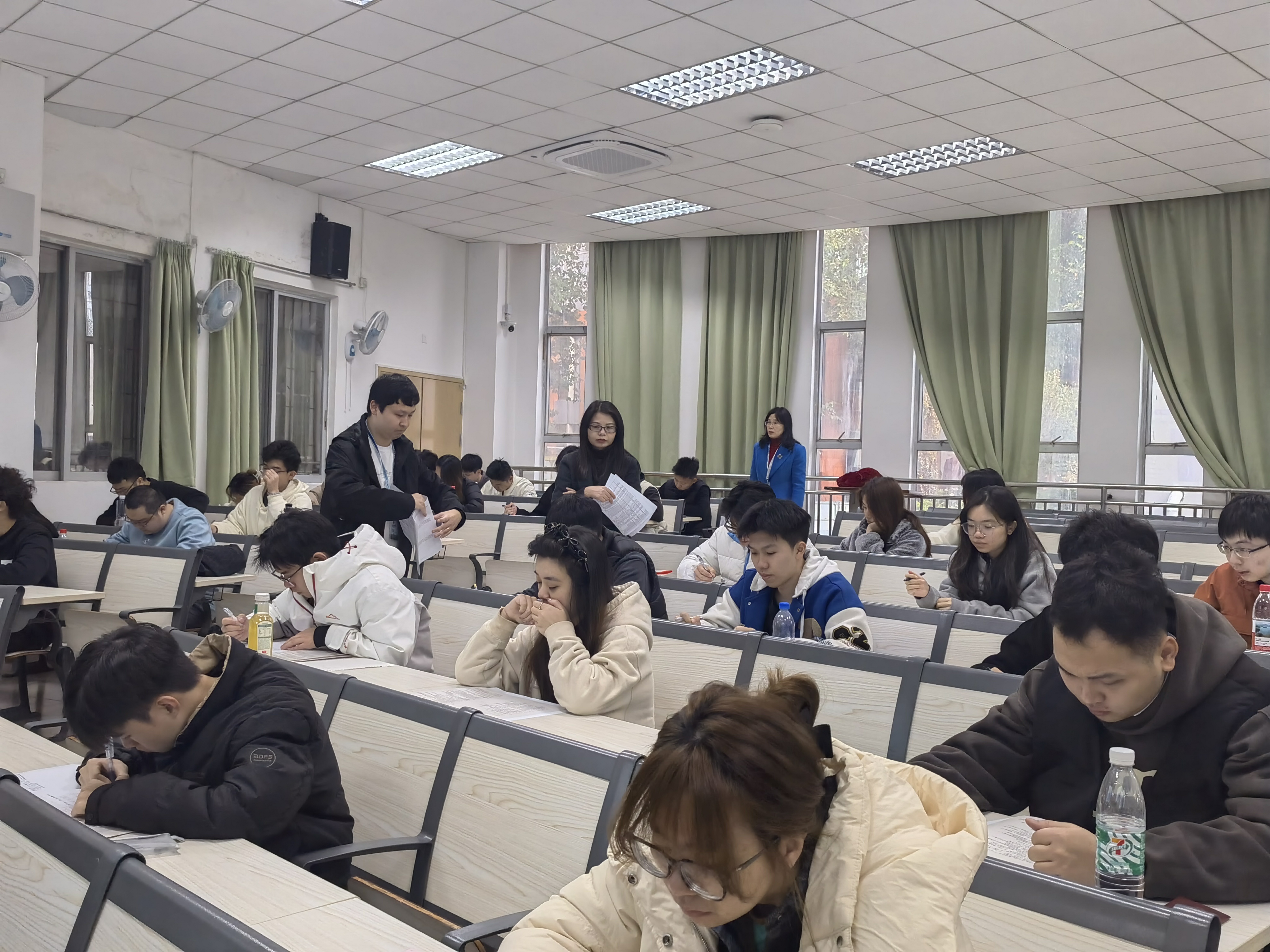 集团巡考工作小组巡查考场（一）.jpg