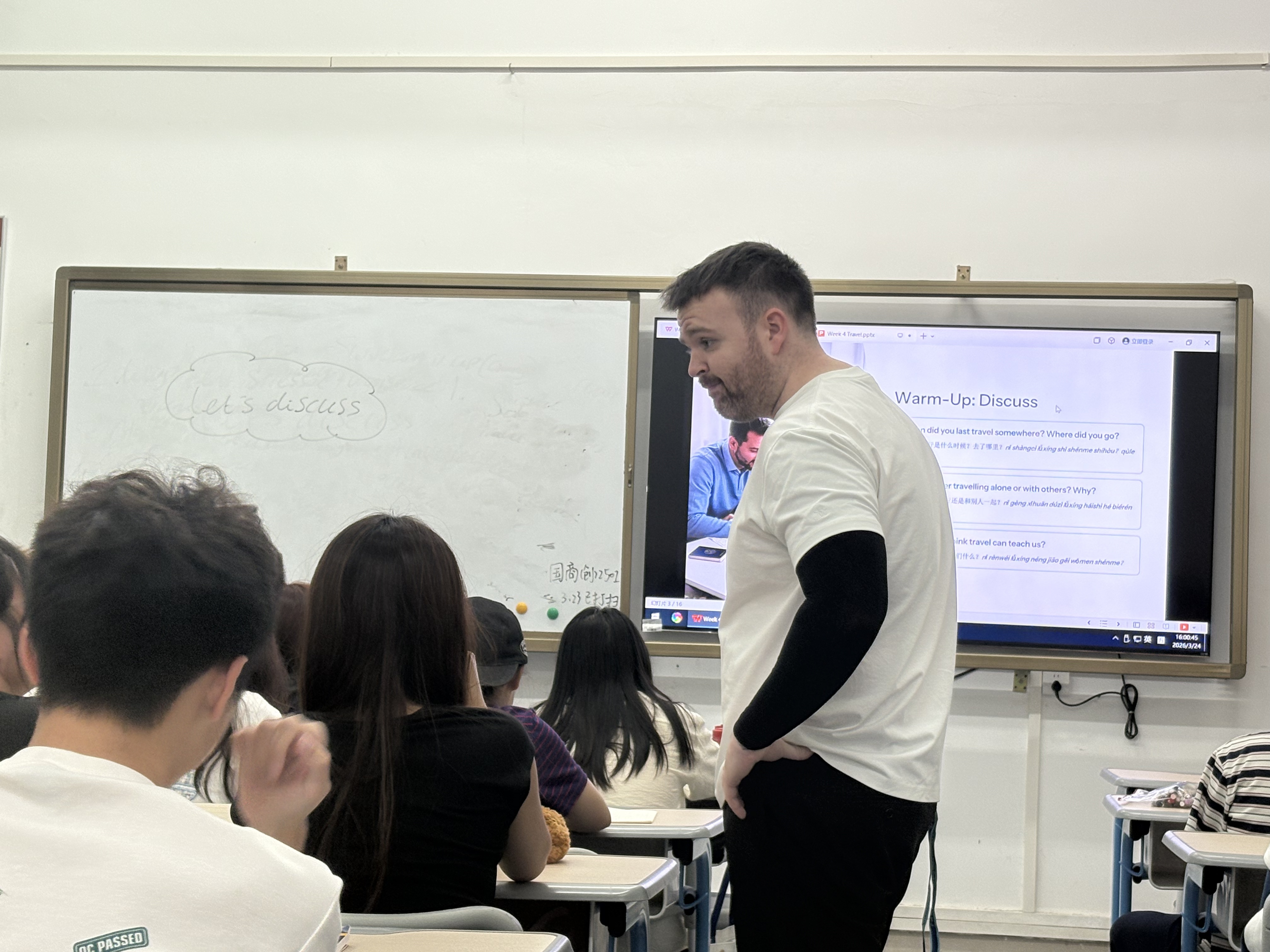Reece与员工互动.jpg