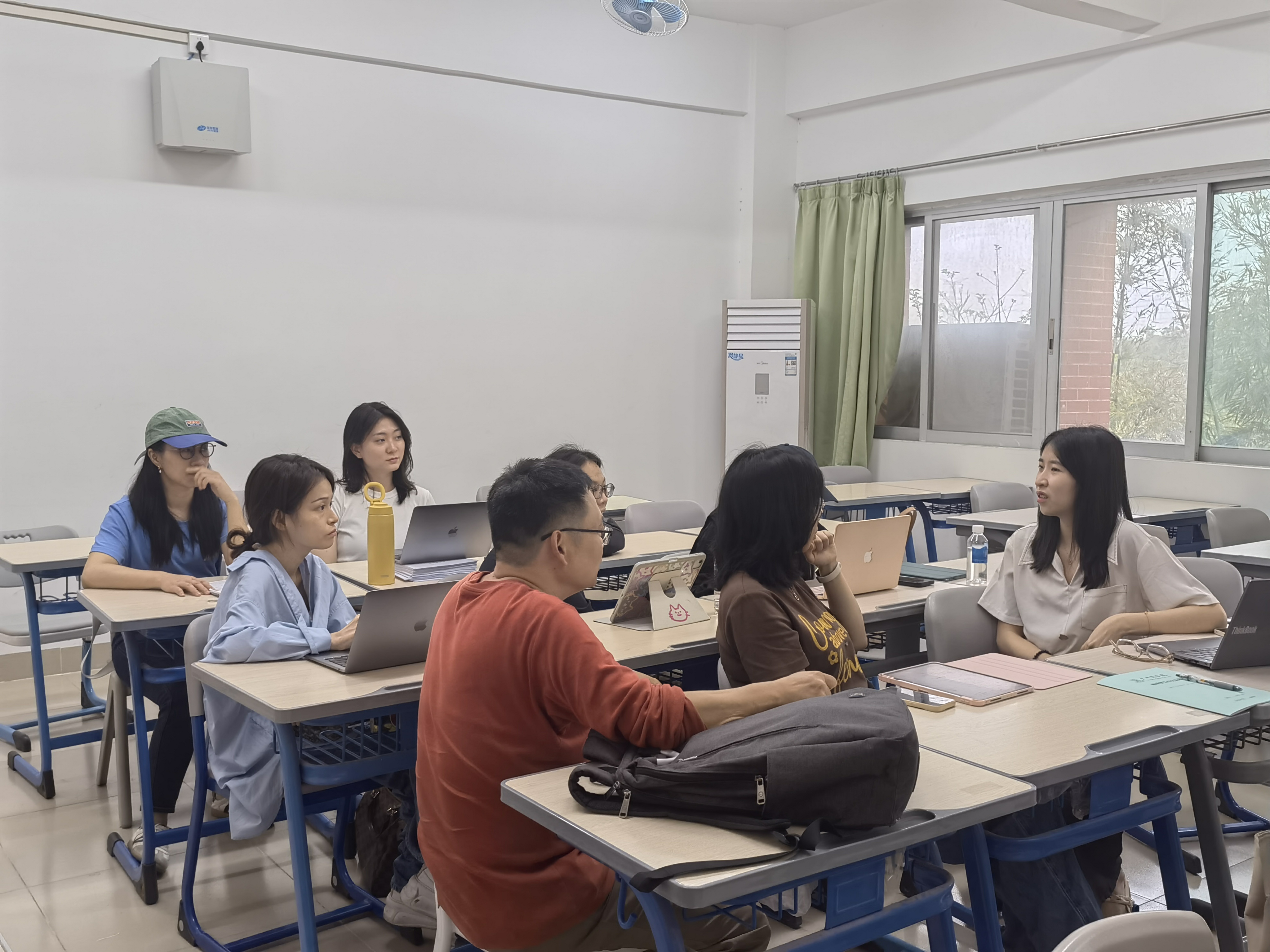 语言教研室老师对外教课堂进行研讨.jpg