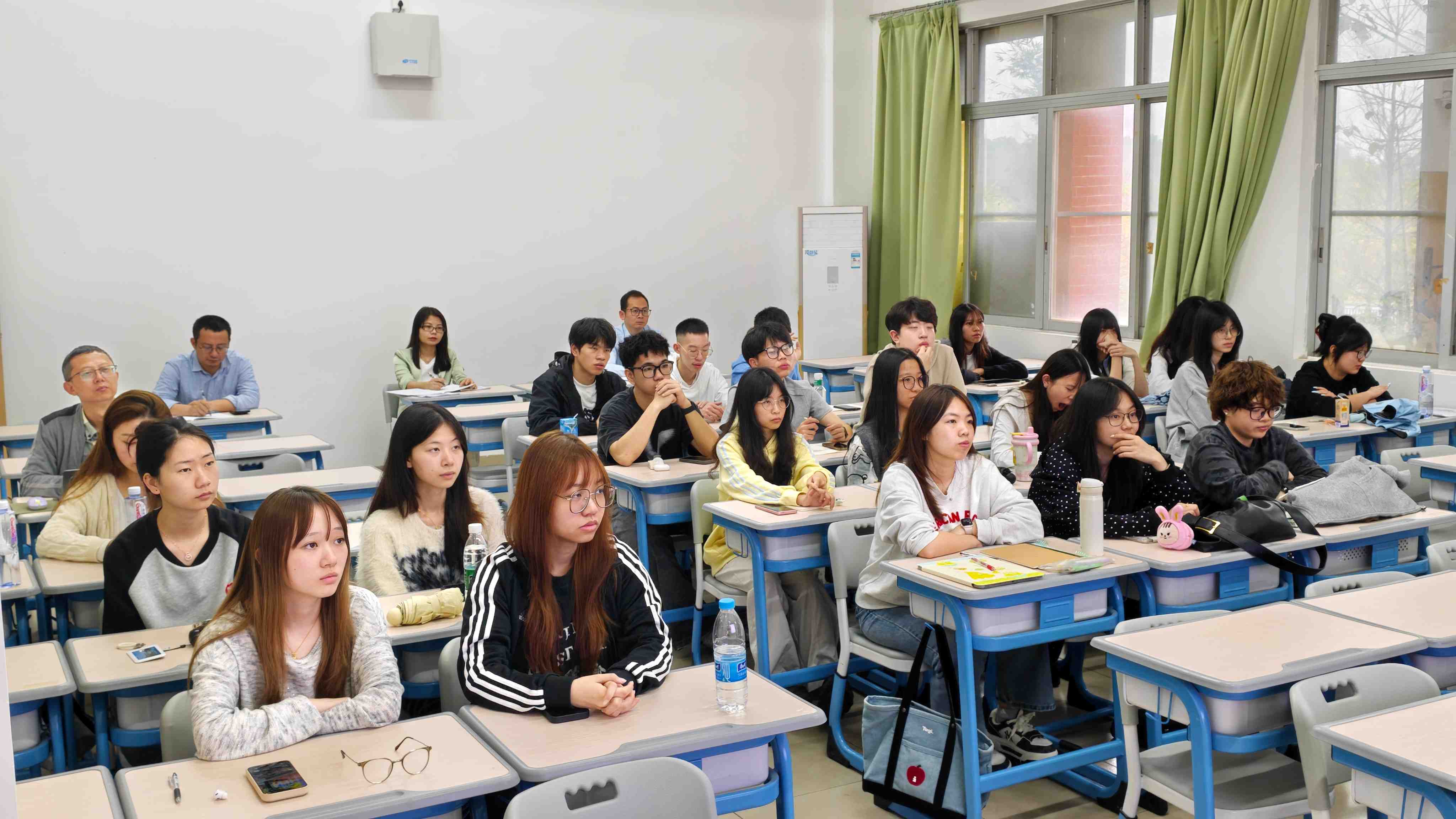 公司巡查小组深入教学一线听课现场.jpg