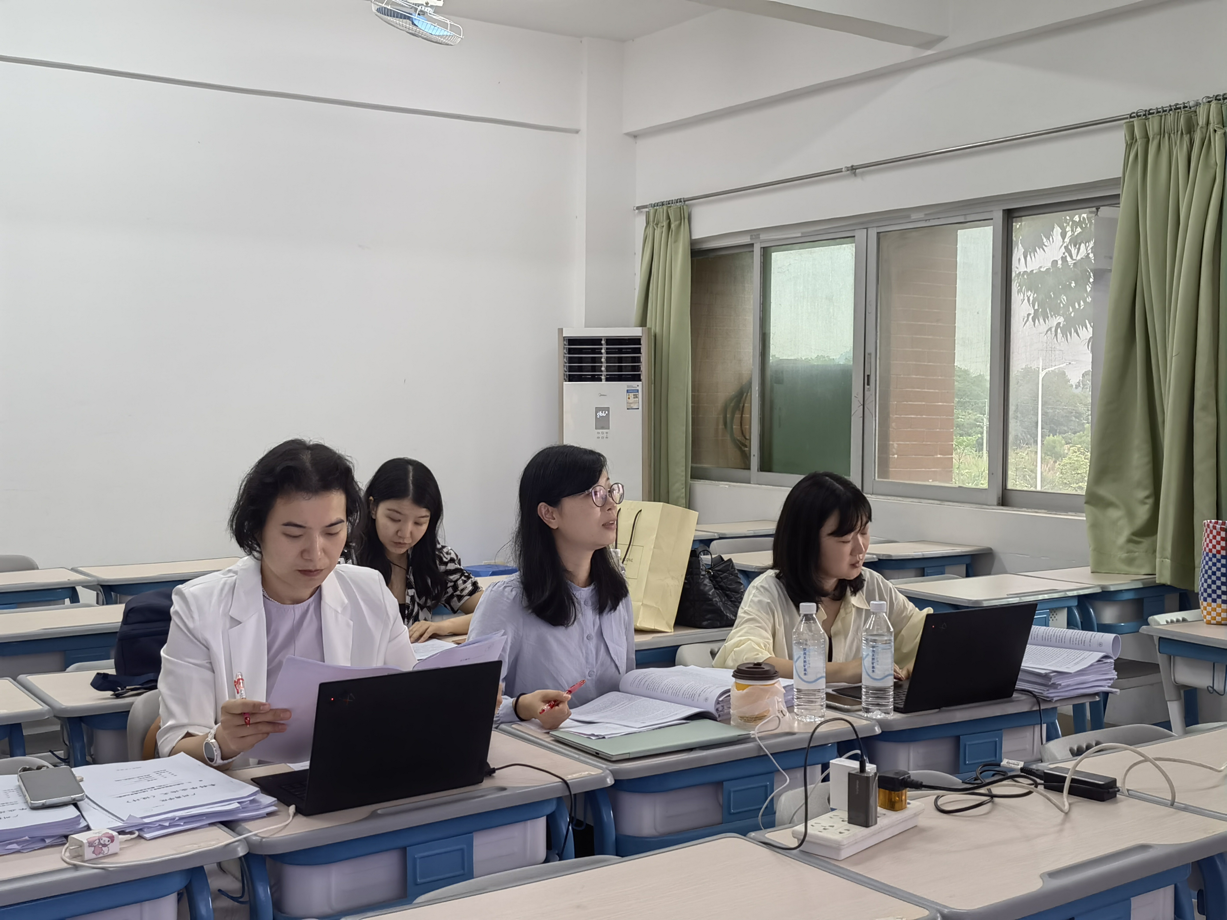 答辩评审教师提问现场.jpg