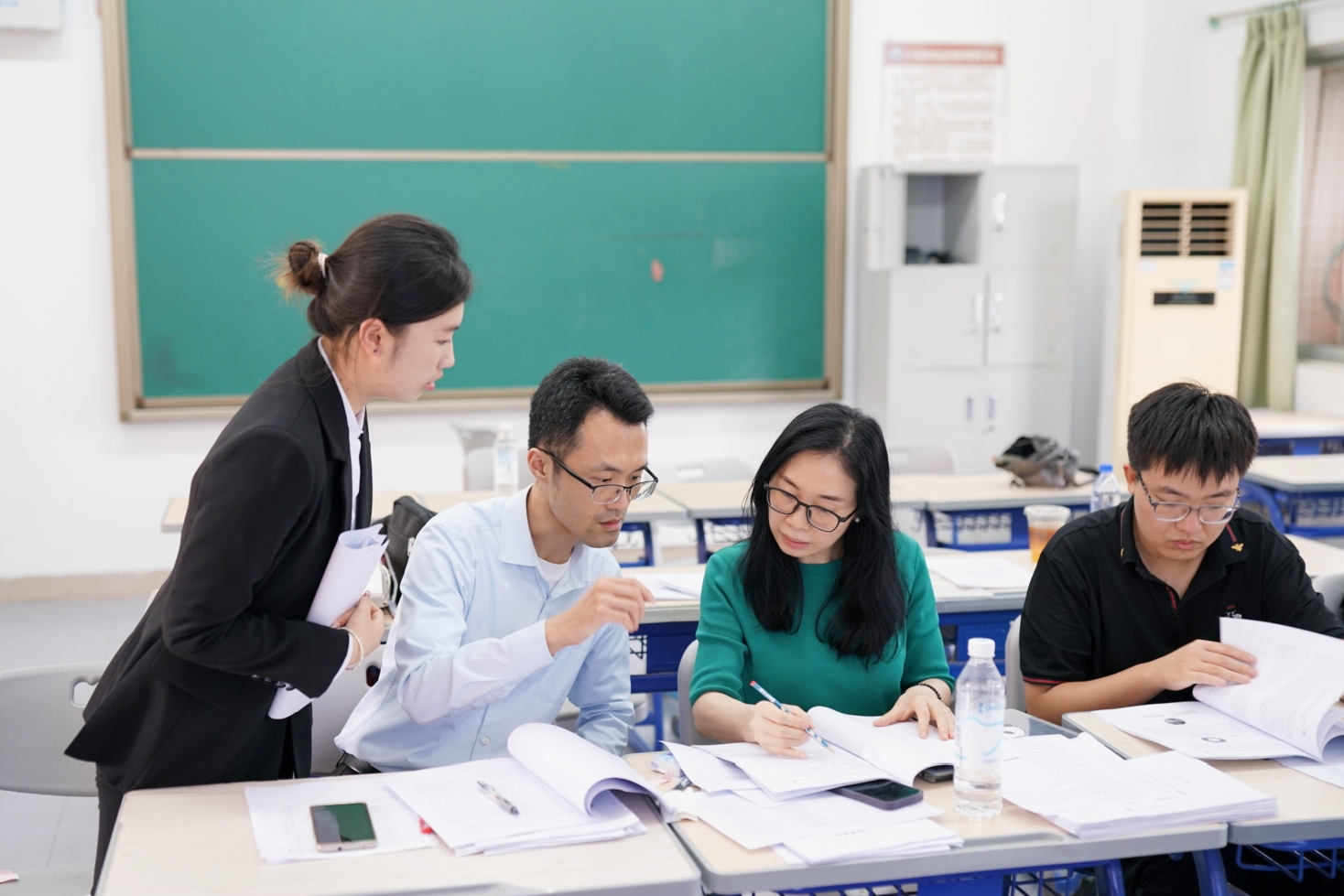 答辩老师和员工提出修改建议.jpg