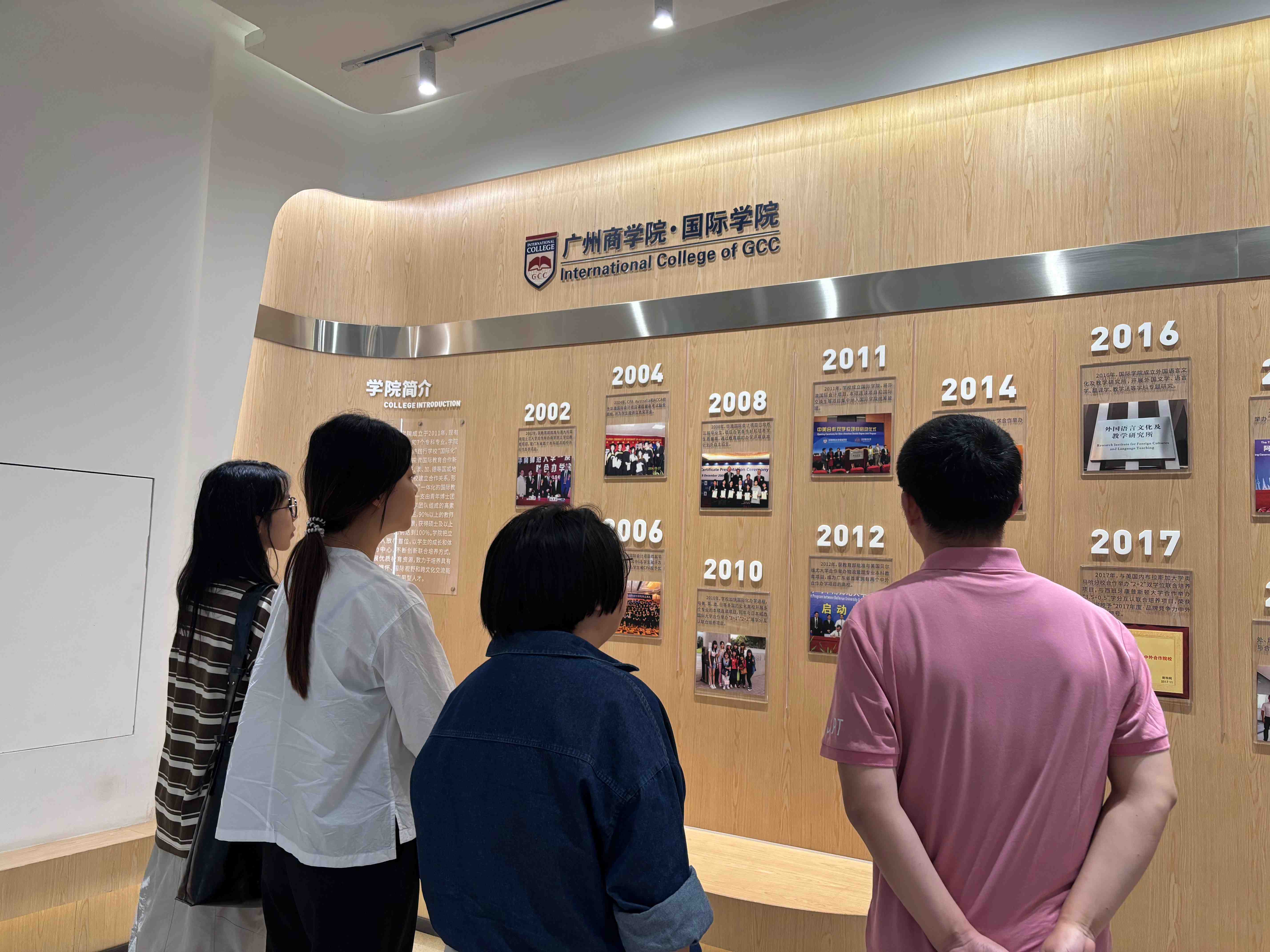 袁鑫副经理向来访人员介绍suncitygroup太阳新城发展历程.jpg